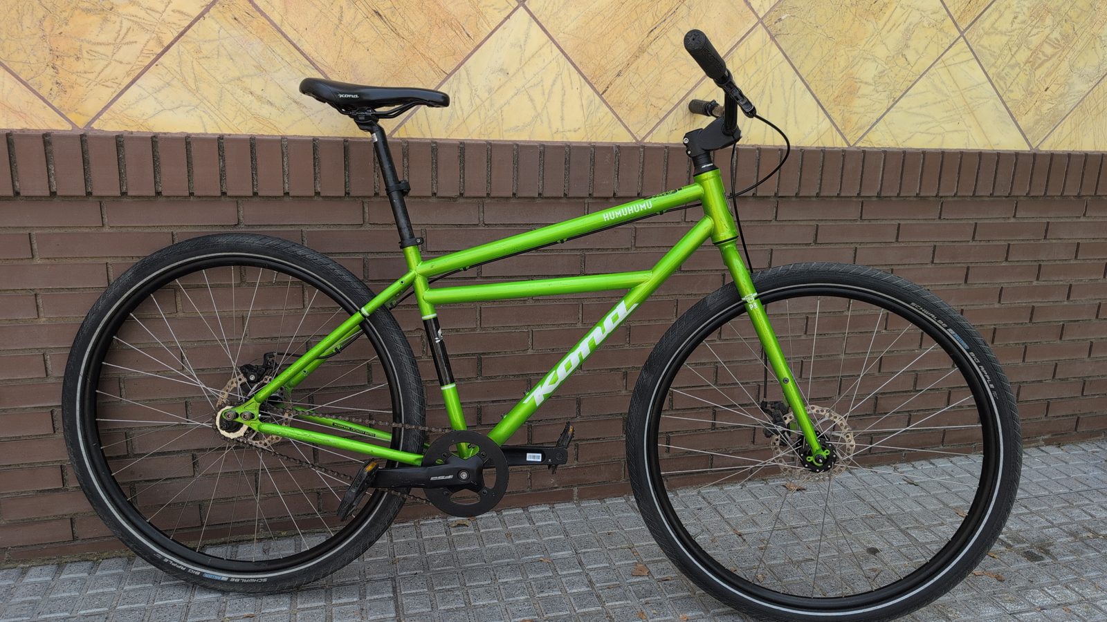 Lime green flat-bar hybrid bike for rent at Recyclo in Málaga