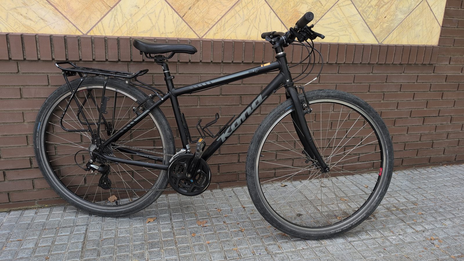 Black Kona Dew hybrid bike for rent at Recyclo in Málaga
