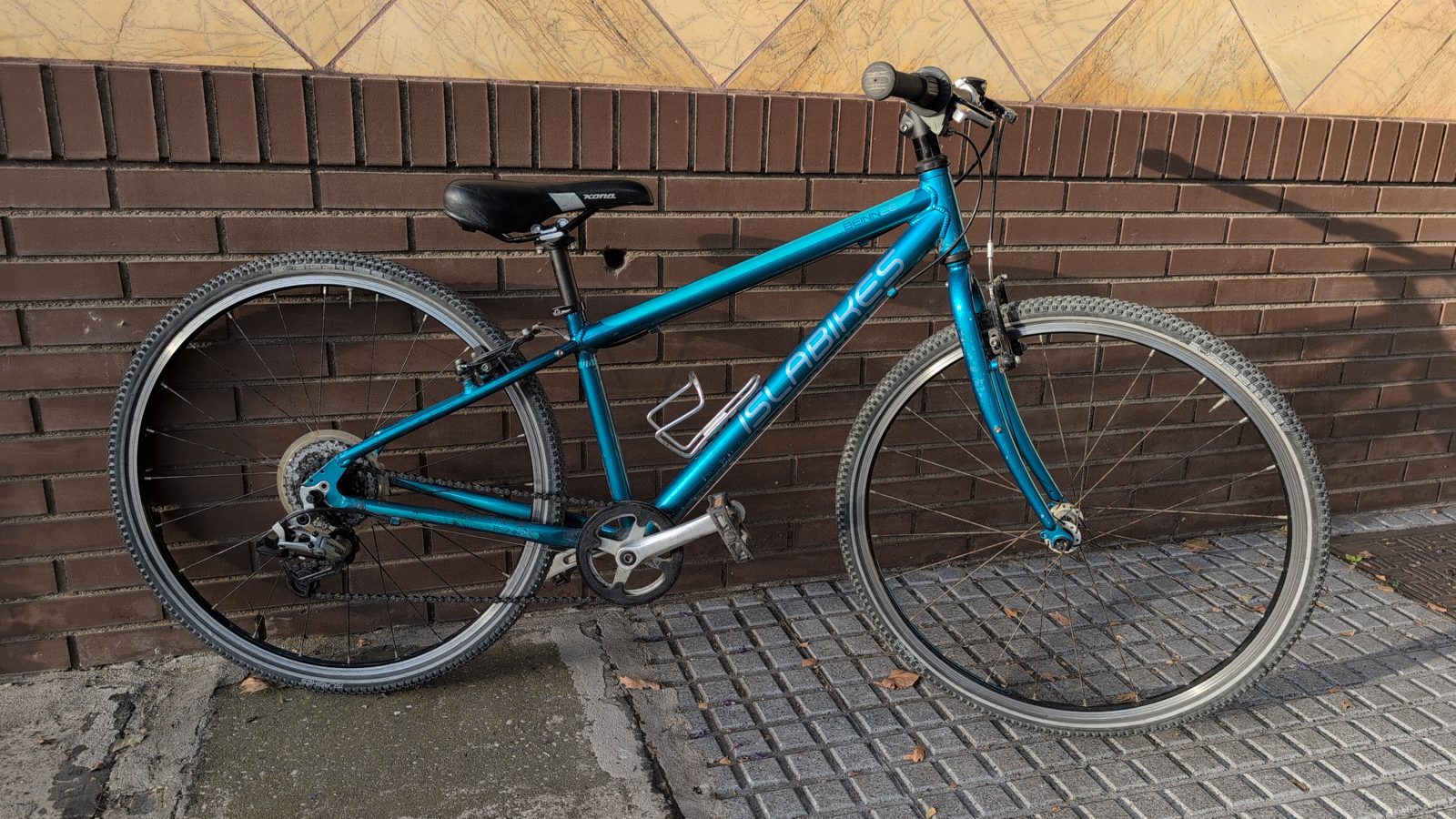 Blue kids' bike for rent at Recyclo in Málaga