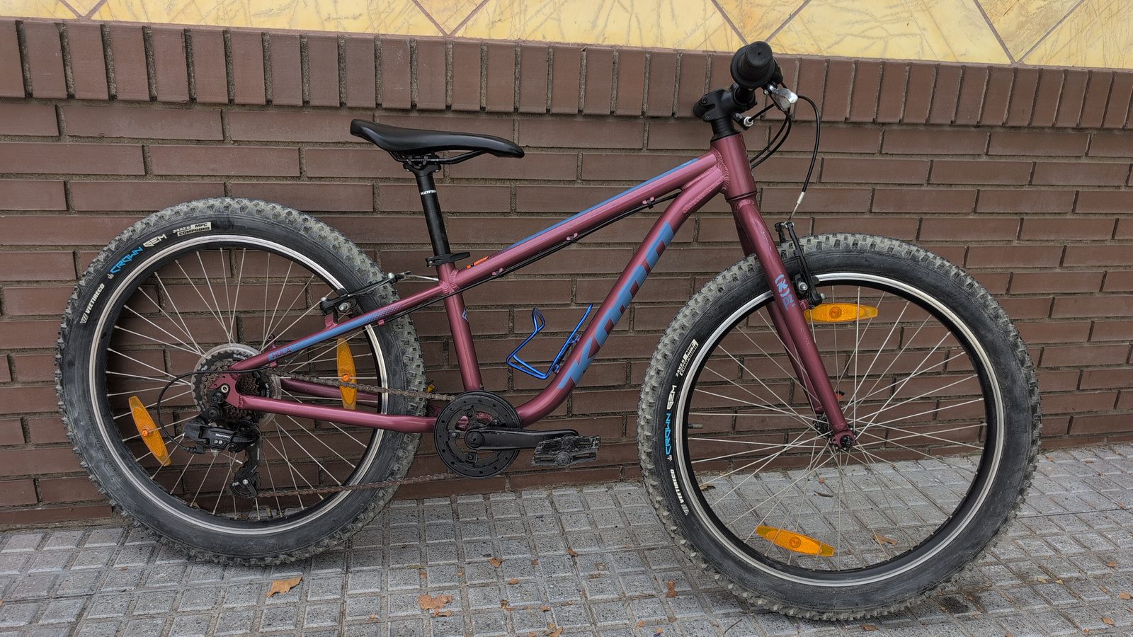 Burgundy Kona Hula kids' mountain bike for rent at Recyclo in Málaga
