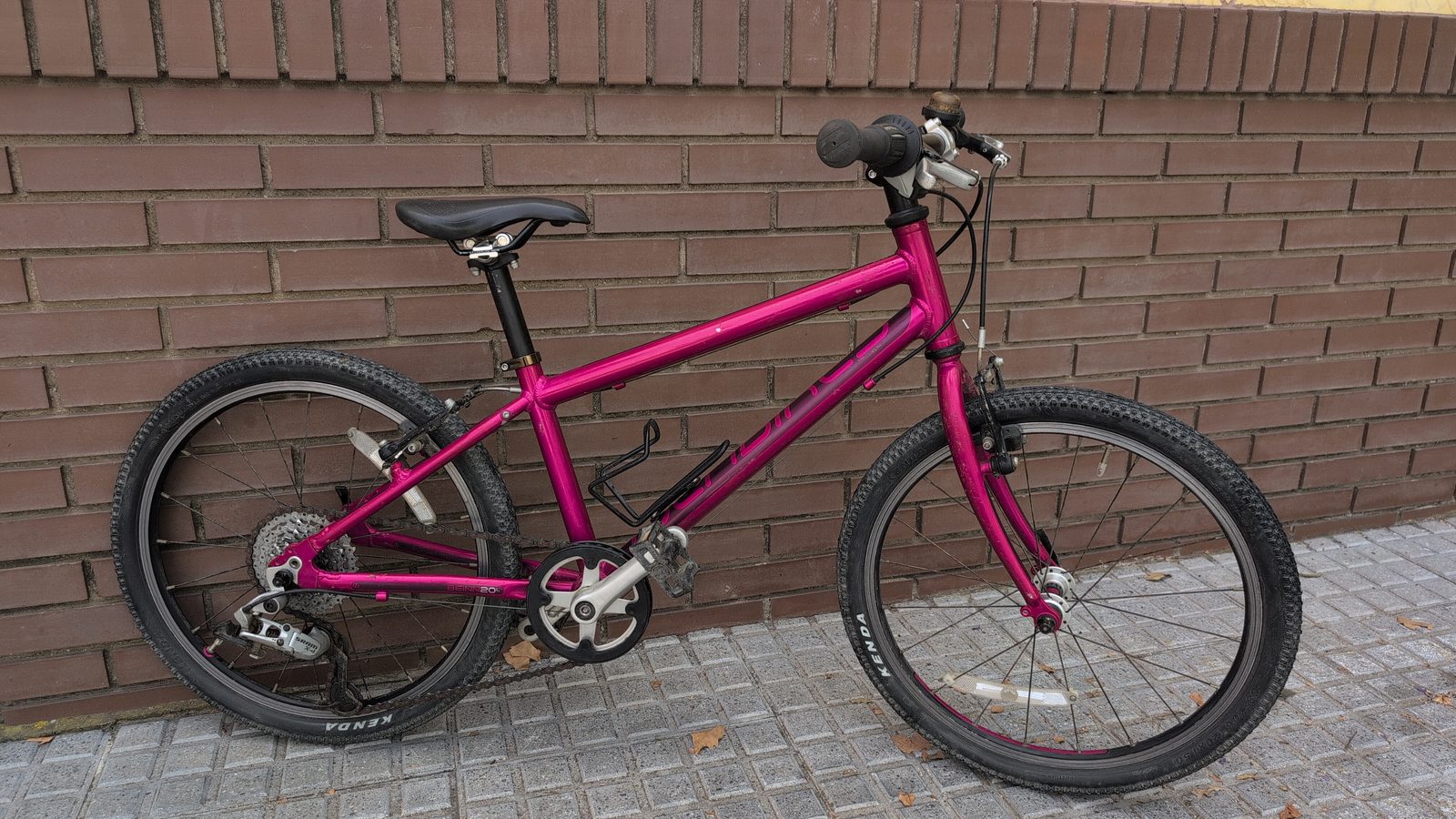 Pink Islabike kids' bike for rent at Recyclo in Málaga