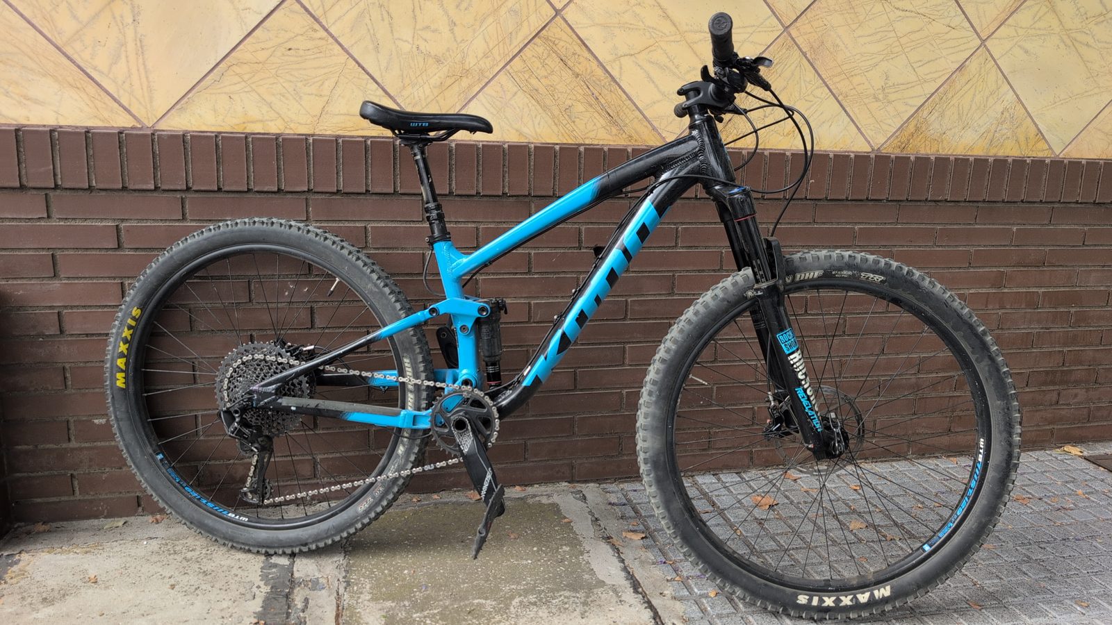 Blue Kona full-suspension mountain bike for sale at Recyclo in Málaga
