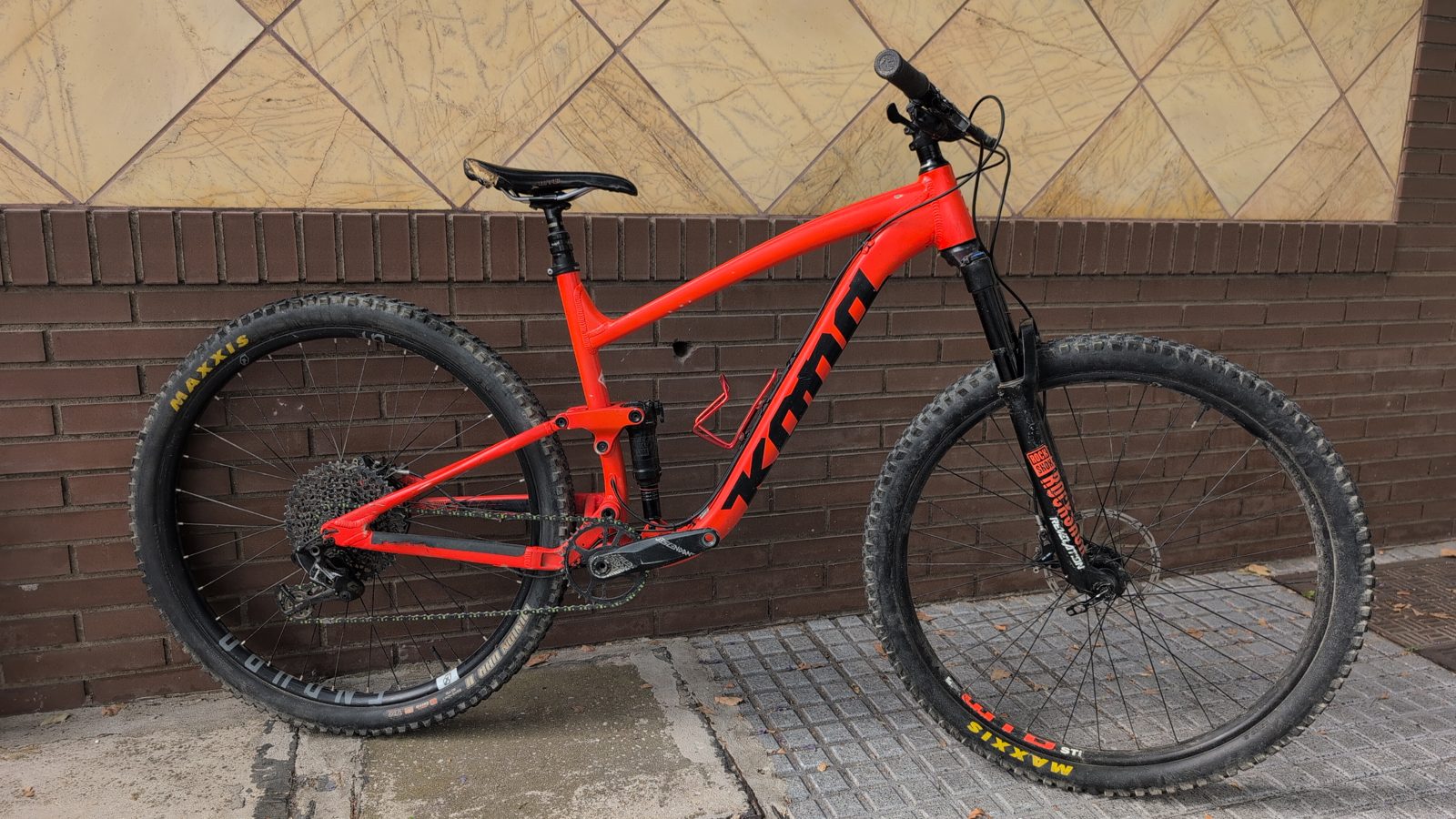 Red Kona full-suspension mountain bike for sale at Recyclo in Málaga