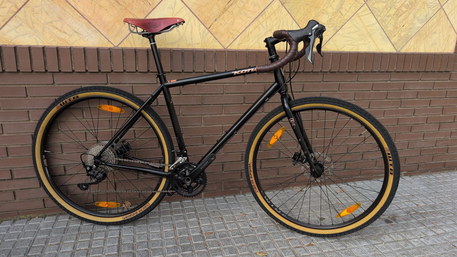Black Kona gravel bike with Brooks saddle, new, for sale at Recyclo in Málaga