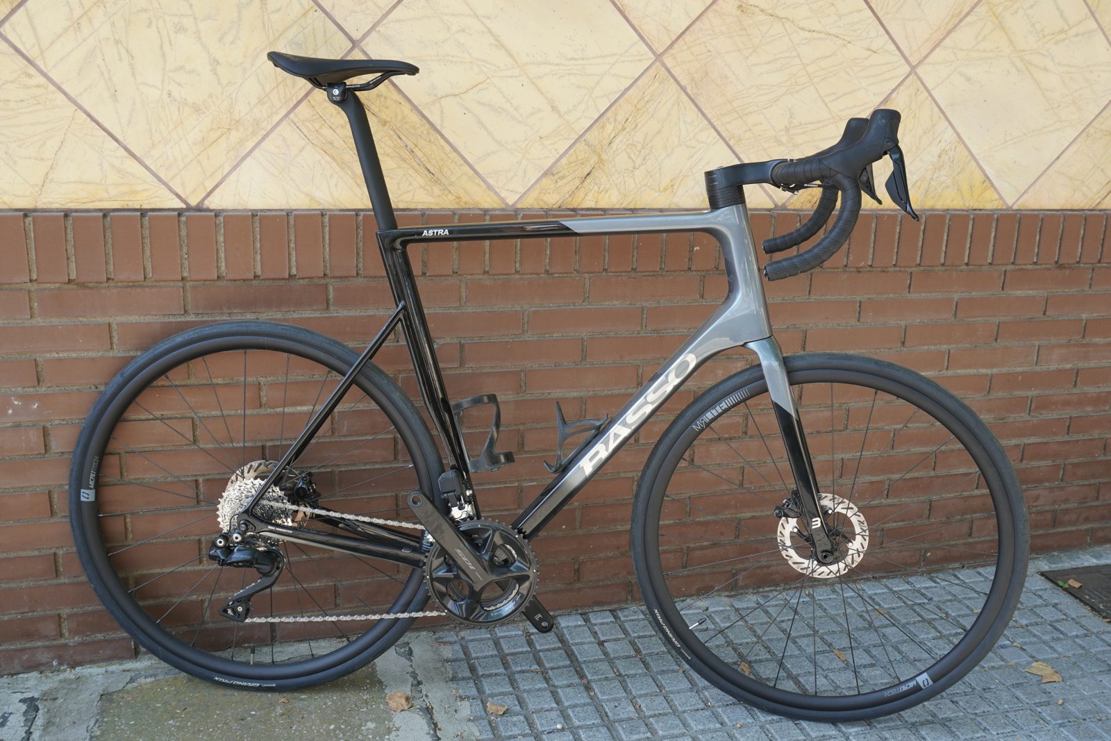 Basso Astra road bike with Shimano 105 Di2, for rent at Recyclo in Málaga